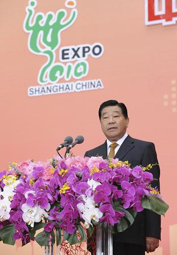 5月1日,中共中央政治局常委、全國(guó)政協(xié)主席賈慶林在上海世博園世博中心出席中國(guó)2010年上海世博會(huì)開園儀式。這是賈慶林在開園儀式上致辭。 新華社記者 黃敬文 攝