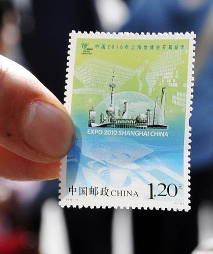 5月1日,一位蘇州市民展示剛剛購(gòu)買(mǎi)到的《中國(guó)2010年上海世博會(huì)開(kāi)幕紀(jì)念》紀(jì)念郵票。當(dāng)日,《中國(guó)2010年上海世博會(huì)開(kāi)幕紀(jì)念》紀(jì)念郵票在全國(guó)范圍開(kāi)始發(fā)行。該套紀(jì)念郵票為1套1枚,面值為1.20元,郵票圖案由世博軸、上海東方明珠建筑群、地球、世界地圖、世博會(huì)中國(guó)館等元素構(gòu)成。新華社發(fā)(朱桂根 攝)