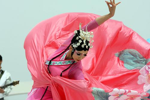 5月4日,來自北京的演員在上海世博園區(qū)慶典廣場進(jìn)行文藝演出。 當(dāng)日,上海世博會開幕后的首個活動周——北京活動周正式啟動。北京活動周包括開幕式、花車巡游、非遺展示、慶典廣場演出、寶鋼大舞臺演出、經(jīng)濟(jì)推介、生命陽光館北京殘疾人才藝展示等多項(xiàng)活動,將全面展現(xiàn)“魅力首都——人文北京、科技北京、綠色北京”的主題。 新華社發(fā)(張秀科 攝)