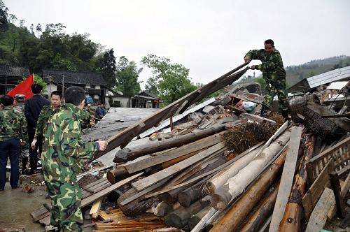5月7日,湖南省婁底市新化縣民兵應(yīng)急分隊(duì)隊(duì)員在奉家鎮(zhèn)救災(zāi)。截至5月7日16時(shí),湖南省婁底市新化縣的暴雨洪災(zāi)已造成全縣18個(gè)鄉(xiāng)鎮(zhèn)、38萬余人不同程度受災(zāi)。目前,新化縣已啟動(dòng)防汛三級響應(yīng),新化縣人民武裝部2000多名民兵出動(dòng),與當(dāng)?shù)厝罕娨黄痖_展救災(zāi)工作。新華社發(fā)(郭國權(quán) 攝)