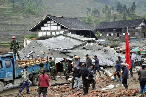 5月7日,在湖南省婁底市新化縣奉家鎮(zhèn),民兵和群眾清理房屋倒塌現(xiàn)場。新華社發(fā)(郭國權(quán) 攝)