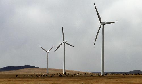 內(nèi)蒙古赤峰市克什克騰草原上的大型風(fēng)力發(fā)電廠(5月9日攝)。風(fēng)力發(fā)電是我國大力發(fā)展的清潔能源之一。目前,內(nèi)蒙古風(fēng)力發(fā)電裝機(jī)容量已達(dá)500萬千瓦,居全國首位。氣象部門的數(shù)據(jù)顯示,內(nèi)蒙古風(fēng)能資源技術(shù)可開發(fā)容量1.5億千瓦,占全國陸地風(fēng)能資源儲(chǔ)量的50%,華能、大唐、國電、神華等十多家大型能源企業(yè)均在內(nèi)蒙古投資建設(shè)風(fēng)力發(fā)電場,內(nèi)蒙古境內(nèi)已經(jīng)建成輝騰錫勒、克什克騰等一批大型風(fēng)電場。實(shí)際運(yùn)行數(shù)據(jù)表明,內(nèi)蒙古風(fēng)電設(shè)備平均利用小時(shí)達(dá)2678小時(shí),達(dá)到了全國乃至世界的領(lǐng)先水平。新華社記者 李欣 攝