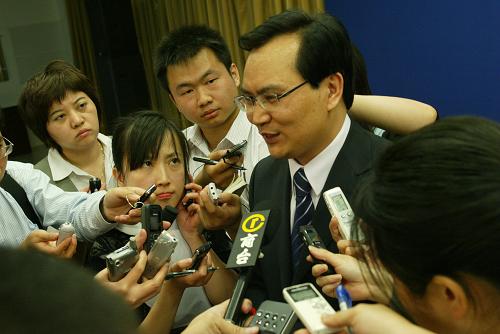 5月11日,國(guó)家統(tǒng)計(jì)局新聞發(fā)言人盛來運(yùn)在新聞發(fā)布會(huì)后回答記者提問。新華社記者 孟麗靜 攝