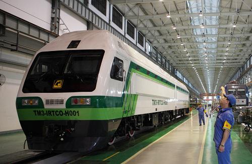 “中國(guó)南車株機(jī)”員工在電力機(jī)車總組裝廠房?jī)?nèi)工作(5月13日攝)。近年來(lái),我國(guó)電力機(jī)車龍頭企業(yè)“中國(guó)南車株機(jī)”憑借本土化系統(tǒng)研發(fā)、世界前沿技術(shù)和低碳環(huán)保三張“王牌”,搶抓烏茲別克斯坦、哈薩克斯坦等中亞國(guó)家電氣化鐵路大提速機(jī)遇,為中國(guó)先進(jìn)電力機(jī)車進(jìn)軍全球市場(chǎng)贏得了聲譽(yù)。新華社發(fā)(李明攝)