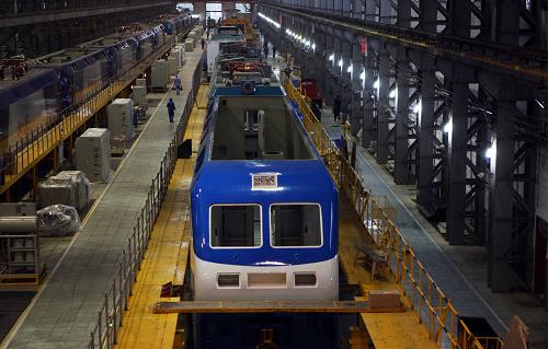 “中國(guó)南車株機(jī)”生產(chǎn)線上將出口烏茲別克斯坦的電力機(jī)車(5月13日攝)。新華社發(fā)(李明攝)