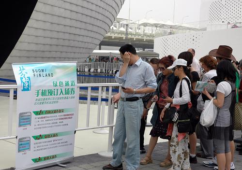 5月20日,游客在查看芬蘭館外的手機(jī)預(yù)約說明。自5月19日起,芬蘭館推出了手機(jī)預(yù)約“綠色通道”。游客通過編輯手機(jī)短信,將入館參觀的時間發(fā)送至指定號碼,預(yù)約系統(tǒng)就會自動將預(yù)約憑證以二維碼的形式發(fā)送到游客手機(jī),游客憑二維碼可以從“綠色通道”快速進(jìn)入展館參觀。據(jù)芬蘭館的工作人員介紹:參觀券每小時限量100張,手機(jī)發(fā)送短信每條收費一元。新華社發(fā)(李百順攝)