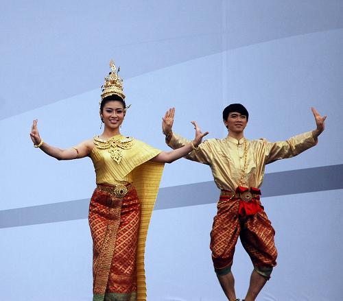 5月20日, 來(lái)自泰國(guó)的舞蹈演員在上海世博園大洋洲廣場(chǎng)舞臺(tái)上表演。當(dāng)日,來(lái)自泰國(guó)的舞蹈演員為游客帶來(lái)了泰國(guó)傳統(tǒng)歌舞表演,展現(xiàn)了泰國(guó)四個(gè)地區(qū)各具特色的風(fēng)情,吸引了眾多游客駐足觀看。新華社發(fā)(李百順攝)