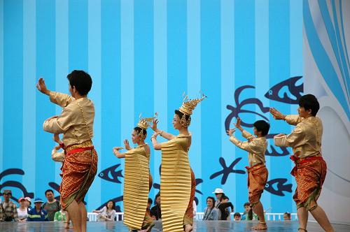 5月20日, 來(lái)自泰國(guó)的舞蹈演員在上海世博園大洋洲廣場(chǎng)舞臺(tái)上表演。當(dāng)日,來(lái)自泰國(guó)的舞蹈演員為游客帶來(lái)了泰國(guó)傳統(tǒng)歌舞表演,展現(xiàn)了泰國(guó)四個(gè)地區(qū)各具特色的風(fēng)情,吸引了眾多游客駐足觀看。新華社發(fā)(李百順攝)