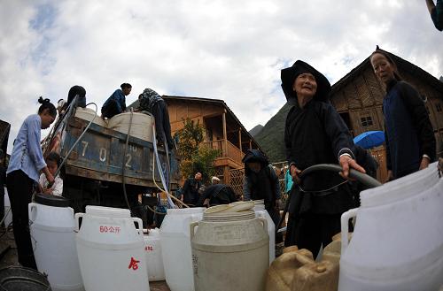 5月23日,在廣西那坡縣城廂鎮(zhèn)龍華村吞力屯,村民日常生活仍靠政府送水解決。4月份以來,廣西那坡縣先后下了6場(chǎng)雨,旱情有所緩解,但目前全縣仍有3.72萬人和9.51萬頭大牲畜存在飲水困難,有4個(gè)鄉(xiāng)(鎮(zhèn))20個(gè)村62個(gè)屯12617人需要政府送水解決飲水問題,日均送水252噸。新華社記者 周華 攝