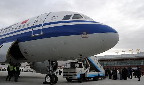 5月28日,中國國際航空公司一架空客A319飛機(jī)在執(zhí)行試飛任務(wù)后,??吭谖鞑匕⒗锢ド瘷C(jī)場。當(dāng)日,中國國際航空公司一架空客A319飛機(jī)在西藏阿里昆莎機(jī)場完成RNP AR(要求特殊授權(quán)所需導(dǎo)航性能運(yùn)行項目)驗證飛行,這標(biāo)志著海拔4200多米的阿里昆莎機(jī)場已完成首航前的各項準(zhǔn)備工作,即將投入正式運(yùn)營。據(jù)了解,RNP AR是目前世界先進(jìn)的導(dǎo)航技術(shù),與傳統(tǒng)導(dǎo)航技術(shù)相比,該技術(shù)讓飛行員不必依賴地面導(dǎo)航設(shè)施也能沿著精確定位的航徑飛行,使飛機(jī)在能見度極差的條件下也能安全、精確著陸,極大提高了飛行安全。新華社記者 陳凱 攝