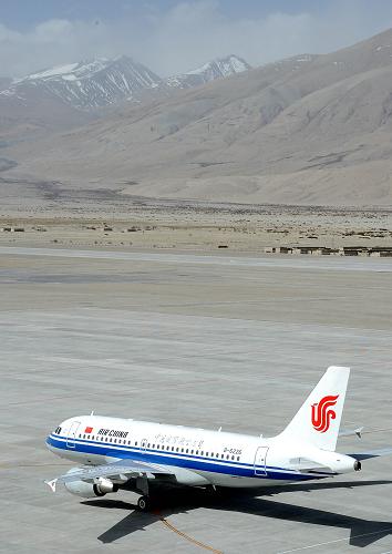5月28日,中國國際航空公司一架空客A319飛機(jī)在執(zhí)行試飛任務(wù)后,停靠在西藏阿里昆莎機(jī)場。新華社記者 陳凱 攝