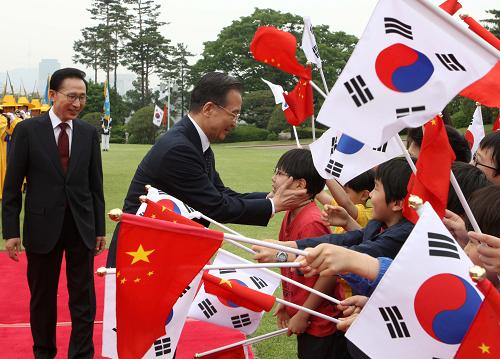 5月28日,韓國總統(tǒng)李明博在首爾青瓦臺總統(tǒng)府舉行儀式歡迎中國國務(wù)院總理溫家寶。新華社記者 姚大偉 攝