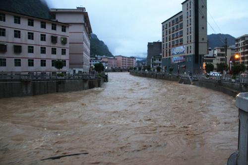 6月1日晨,東蘭縣城九曲河已達(dá)警戒水位。5月31日22時(shí)起,廣西東蘭縣出現(xiàn)強(qiáng)降雨天氣,截至6月1日凌晨5時(shí),縣城區(qū)降雨量達(dá)130.3毫米,降雨量最大的蘭木鄉(xiāng)達(dá)249.3毫米。強(qiáng)降雨造成東蘭縣境內(nèi)多處山體滑坡,1處通鄉(xiāng)公路和2處水庫上壩公路中斷。新華社發(fā)(韋永重 攝)