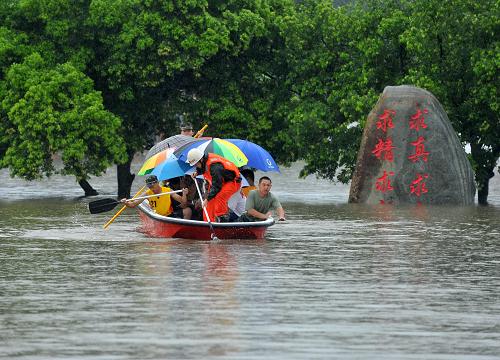 6月1日,消防官兵冒雨轉(zhuǎn)運(yùn)學(xué)生。新華社記者 李斌 攝