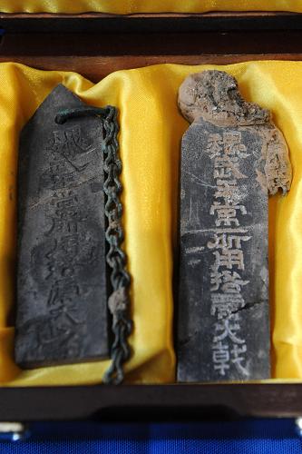 這是曹操高陵考古發(fā)掘出土的兩塊“魏武王”石牌(2009年12月30日攝)。6月11日,在中國(guó)第五個(gè)“文化遺產(chǎn)日”來(lái)臨之際,由國(guó)家文物局考古專家組成員、104位中國(guó)考古學(xué)會(huì)理事和63家全國(guó)考古發(fā)掘資質(zhì)單位共同投票的“2009年度全國(guó)十大考古新發(fā)現(xiàn)”在蘇州揭曉,河南安陽(yáng)西高穴曹操高陵、江蘇張家港東山村遺址、山東高青陳莊西周城址、陜西富縣秦直道遺址、陜西西安帝陵考古調(diào)查及發(fā)掘、江西高安華林造紙作坊等引起廣泛關(guān)注的考古發(fā)掘項(xiàng)目當(dāng)選。 新華社記者 朱祥 攝