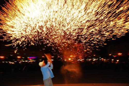 6月11日,一位市民在觀賞夜空中的“鐵花火雨”壯觀景象。當(dāng)日,甘肅省白銀市景泰縣民間藝人表演“打鐵花”迎接我國(guó)第五個(gè)“文化遺產(chǎn)日”的到來(lái)。“打鐵花”是以小煉鐵爐將生鐵化成鐵水后,用木板將鐵水加鋸末打上天空,鋸末在空中燃燒形成“鐵花火雨”四濺飛揚(yáng)的壯觀景象。“打鐵花”在甘肅景泰縣廣泛流傳,距今已有400多年的歷史,是民間進(jìn)行慶典活動(dòng)的主要民俗娛樂(lè)活動(dòng)之一。新華社記者 王志恒 攝