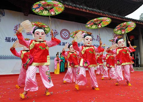 6月12日,演員在表演福州傳統(tǒng)舞蹈《十二婆娘送平安》。當(dāng)日是我國(guó)第五個(gè)“文化遺產(chǎn)日”,福州市非物質(zhì)文化遺產(chǎn)展演暨非遺進(jìn)校園授牌啟動(dòng)儀式在福州文廟舉行。來(lái)自福州市屬藝術(shù)院團(tuán)的專業(yè)演員和福州5所小學(xué)的學(xué)生同臺(tái)演出。福州市目前共有13個(gè)國(guó)家級(jí)非物質(zhì)文化遺產(chǎn)項(xiàng)目、48個(gè)省級(jí)非物質(zhì)文化遺產(chǎn)項(xiàng)目。新華社記者 魏培全 攝