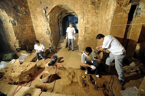 6月12日,考古人員在現(xiàn)場清理。記者從河南省文物局獲悉,安陽西高穴曹操高陵陵園布局基本搞清,這是一座方形陵園,墓前有廣場,呈現(xiàn)出“前朝后寢”式的建筑布局。據(jù)悉,中國文化遺產(chǎn)研究院承擔(dān)了曹操高陵的保護和展示規(guī)劃工作。該院院長劉曙光表示,擬在曹操高陵規(guī)劃建設(shè)國家級考古遺址公園,在曹操墓本體上規(guī)劃建設(shè)遺址博物館。新華社記者 朱祥 攝