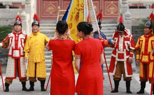 6月12日,兩位禮儀小姐被身著古裝參加端午文化節(jié)開幕式的演員吸引。當(dāng)日,北京市西城區(qū)首屆端午文化節(jié)開幕式在歷代帝王廟拉開帷幕。在開幕式“我身邊的文化遺產(chǎn)”主題活動中,京派內(nèi)畫鼻煙壺、鬃人、草編、剪紙、木雕等多個非物質(zhì)文化遺產(chǎn)項目的傳承人在現(xiàn)場展示技藝,吸引很多游人觀賞。新華社記者 殷剛 攝