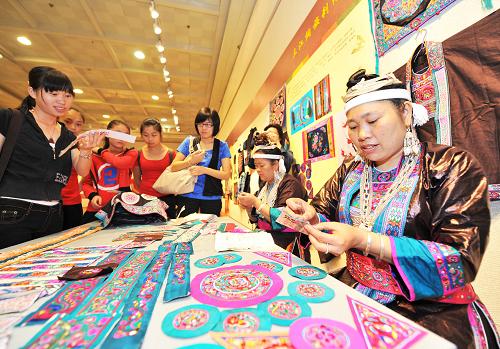 6月12日,兩位來自廣西三江侗族自治縣的非物質(zhì)文化遺產(chǎn)傳承人在現(xiàn)場演示侗族刺繡。新華社記者 張鶯 攝