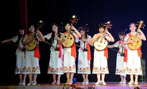 6月18日,浙江歌舞劇院演員在世博會浙江活動周開幕式上表演。新華社記者 韓傳號 攝