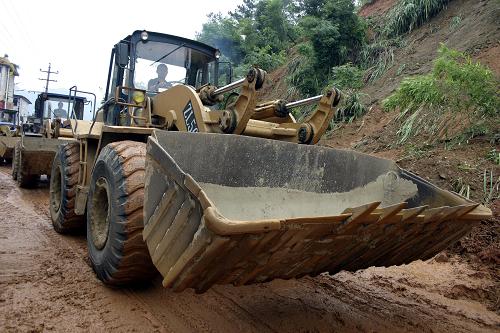 6月20日,順昌縣搶險(xiǎn)人員開著工程車前往因泥石流和山體塌方而基本癱瘓的公路排險(xiǎn)。新華社發(fā)(陳柏材 攝)