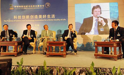 6月21日,嘉賓在參與論壇互動(dòng)討論。當(dāng)日,上海世博會(huì)第三場主題論壇——“科技創(chuàng)新與城市未來”在江蘇無錫閉幕。論壇期間,來自10多個(gè)國家的800余位嘉賓,通過全體大會(huì)、平行分論壇、圓桌對話等,重點(diǎn)探討城市與科技之間的關(guān)系,尋求未來城市可持續(xù)發(fā)展的科技對策。新華社記者 陳琪 攝