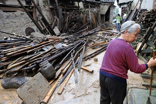 福建省三明市將樂(lè)縣萬(wàn)安鎮(zhèn)良坊村一處老宅倒塌(6月21日攝)。新華社記者 姜克紅 攝
