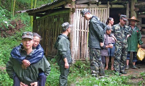 6月21日,武警官兵在福建順昌縣大干鎮(zhèn)甲頭村古溪坑自然村轉(zhuǎn)移被困老人。6月18日以來,福建順昌縣遭受持續(xù)強(qiáng)降雨襲擊,造成該縣大干鎮(zhèn)甲頭村古溪坑自然村45幢房屋全部倒塌,村中3名老人被困山中。武警福建總隊(duì)直屬支隊(duì)8名官兵接到命令后,驅(qū)車趕到臨近的慈悲村,翻越10多個(gè)山頭,徒步30多公里,歷時(shí)7個(gè)多小時(shí)將受困老人轉(zhuǎn)移到安全地帶。新華社發(fā)(林崢嶸 攝)