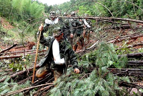 6月21日,送糧分隊(duì)的武警官兵長途跋涉為受災(zāi)群眾運(yùn)送糧食等生活急需品。新華社發(fā)