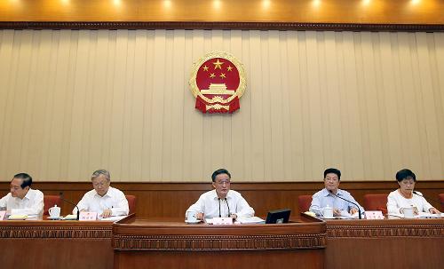6月22日,十一屆全國(guó)人大常委會(huì)第十五次會(huì)議在北京人民大會(huì)堂舉行第一次全體會(huì)議。會(huì)議繼續(xù)審議石油天然氣管道保護(hù)法草案、行政監(jiān)察法修正案草案、村民委員會(huì)組織法修訂草案,首次審議預(yù)備役軍官法修正案草案、人民調(diào)解法草案。吳邦國(guó)委員長(zhǎng)主持會(huì)議。新華社記者 鞠鵬 攝