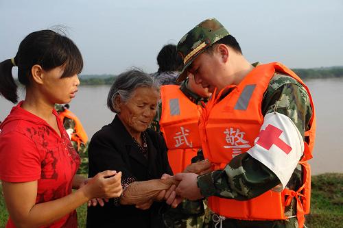 6月22日,武警醫(yī)療隊員在撫州臨川市唱凱鎮(zhèn)救治受傷的群眾。新華社發(fā)(周勇敢 攝)