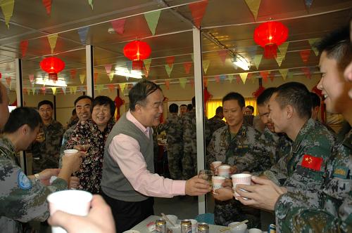 2月14日,中國駐黎巴嫩大使劉志明(中)在黎巴嫩南部哈尼亞看望中國維和工兵營和二級醫(yī)院官兵,給他們拜年。新華社記者 潘立文 攝