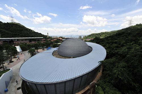 這是“太空迷航”娛樂(lè)項(xiàng)目資料照片(6月19日攝)。 2010年6月29日16時(shí)45分,深圳東部華僑城大俠谷太空迷航娛樂(lè)項(xiàng)目發(fā)生安全事故,造成6人死亡,10人受傷,其中重傷5人,其余人員已安全疏散。東部華僑城已決定6月30日大俠谷和茶溪谷景區(qū)閉園一天,對(duì)所有設(shè)備進(jìn)行徹底安全檢查。當(dāng)晚,深圳市成立了事故調(diào)查組,連夜開(kāi)展事故調(diào)查工作。鹽田區(qū)成立了事故善后處理小組,并連夜部署要求轄區(qū)各旅游企業(yè)的游樂(lè)設(shè)備暫停使用,進(jìn)行全面檢查。華僑城集團(tuán)負(fù)責(zé)人第一時(shí)間趕赴事故現(xiàn)場(chǎng)參與事故處置。目前事故原因仍在調(diào)查。 新華社記者 陳曄華 攝