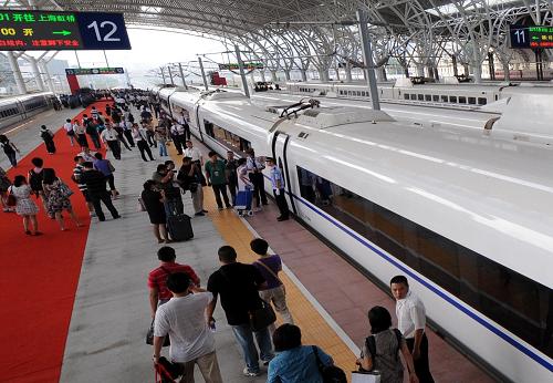 7月1日,旅客在南京火車站乘坐從這里始發(fā)的滬寧城際線G5001次動車組列車。當(dāng)日上午8時,上海虹橋站和南京站同時相向發(fā)出首列動車,世界上標(biāo)準(zhǔn)最高、里程最長、運營速度最快的城際高速鐵路——滬寧城際高鐵正式開通運營。新華社記者 孫參 攝