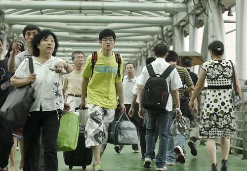 7月1日,北京西站北廣場(chǎng)西側(cè)過(guò)街天橋上匆匆行進(jìn)的人流中,多了些年輕的學(xué)生面孔。當(dāng)日,今年暑期運(yùn)輸拉開(kāi)帷幕,北京西站運(yùn)行平穩(wěn),客流未見(jiàn)明顯增加。今年暑運(yùn)期間,北京鐵路局安排臨客34對(duì),較去年暑運(yùn)增加4對(duì)。其中,天津站(石家莊站)開(kāi)行臨客4對(duì),較去年增加1對(duì),秦皇島站開(kāi)行管內(nèi)臨客1對(duì)。新華社發(fā)(張宇攝)