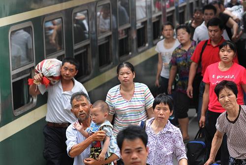 7月1日,旅客在合肥火車站乘車出行。新華社記者 李健 攝