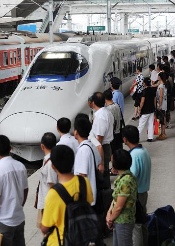 7月1日,一列武漢開往上海的動車組列車抵達(dá)合肥火車站。新華社記者 李健 攝