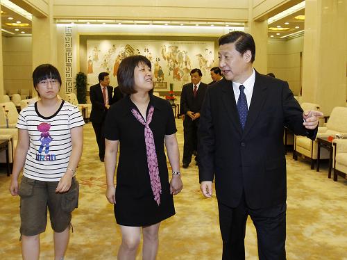 7月1日,中共中央政治局常委、中央書(shū)記處書(shū)記、國(guó)家副主席習(xí)近平在北京人民大會(huì)堂會(huì)見(jiàn)出席電影《第一書(shū)記》首映式暨圖書(shū)《沈浩日記》首發(fā)式的有關(guān)人員。這是習(xí)近平與沈浩親屬親切交談。新華社記者 劉建生 攝