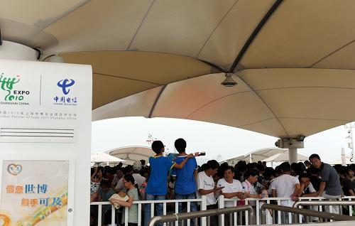 7月5日,游客在上海世博園L1水門(mén)碼頭等待乘坐越江輪渡。新華社發(fā)(李百順攝)