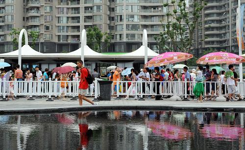 7月5日,游客在上海世博園浦西園區(qū)等待乘坐公交越江線。新華社發(fā)(李百順攝)