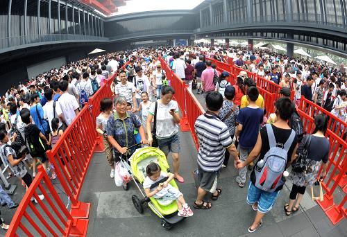 7月5日,游客在排隊(duì)參觀中國(guó)省區(qū)市聯(lián)合館。新華社記者 燕雁 攝