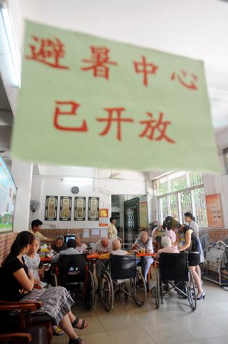 7月5日,老人們在廣州市越秀區(qū)六榕街道避暑防寒庇護(hù)站納涼休息。當(dāng)日,廣州市最高氣溫升至37℃,市氣象災(zāi)害應(yīng)急指揮部啟動三級高溫應(yīng)急響應(yīng)。全市400多家避暑防寒庇護(hù)站開放,為低保困難群眾撐起了一片陰涼。新華社記者 劉大偉 攝