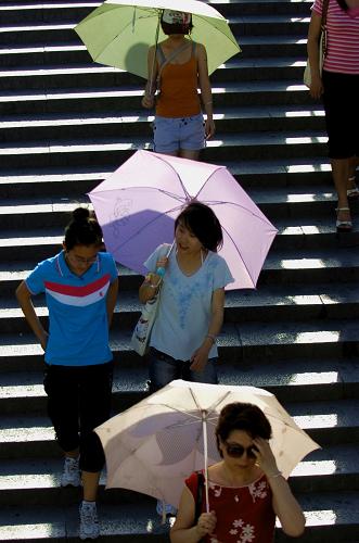 7月5日,在北京西單一處地下通道,行人撐傘而行。當(dāng)日16時(shí),反映北京市平均溫度的南郊觀象臺(tái)監(jiān)測(cè)到自1951年北京有完整氣象記錄以來7月上旬的最高值——40.3攝氏度,北京市氣象臺(tái)于當(dāng)日10時(shí)30分將高溫黃色預(yù)警升級(jí)為橙色,16時(shí)30分繼續(xù)發(fā)布高溫橙色預(yù)警。預(yù)計(jì)6日北京市大部分地區(qū)最高氣溫還將達(dá)到或超過39攝氏度。新華社記者 葉平凡 攝