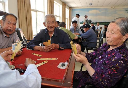 7月6日,老人們?cè)趯幭氖焐绞谢蒉r(nóng)區(qū)中心敬老院娛樂(lè)室打牌。新華社記者 王鵬 攝