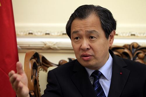 7月5日,中國駐法國大使孔泉在巴黎接受新華社記者專訪??兹硎?,中法兩國之間最近一系列高層互訪和接觸是兩國全面戰(zhàn)略伙伴關(guān)系迅速發(fā)展的重要體現(xiàn),具有全局性和建設(shè)性的中法關(guān)系正在雙方共同努力下穩(wěn)定發(fā)展。 新華社記者 張玉薇 攝