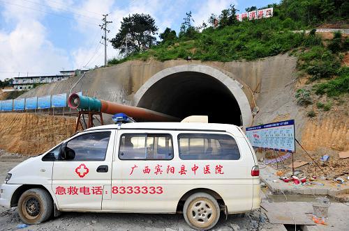 7月12日,一輛救護車在事發(fā)隧道入口處待命。7月11日下午,廣西賓陽縣陳平鄉(xiāng)中鐵十八局那適2號隧道施工現場發(fā)生塌方事故。據最新統計,有10名工人被困。事故發(fā)生后,中鐵十八局立即啟動事故救援應急預案,全力救援被困人員。截至12日9時許,救援人員已打通兩個通風口,并與被困工人取得聯系。新華社記者 黃孝邦 攝
