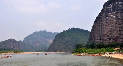 7月27日拍攝的龍虎山丹霞地貌景觀。新華社發(fā)(胡敦煌 攝)