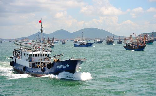 8月1日,漁船駛出陽(yáng)江閘坡漁港出海捕魚(yú)。當(dāng)日12時(shí),為期兩個(gè)半月的南海伏季休漁結(jié)束,廣東陽(yáng)江漁民在開(kāi)捕前舉行開(kāi)漁祭海儀式,祈禱安全出海、滿載而歸。當(dāng)?shù)?00多艘漁船在祭海儀式后準(zhǔn)時(shí)出海,開(kāi)始捕撈作業(yè)。新華社發(fā)(周輯 攝)