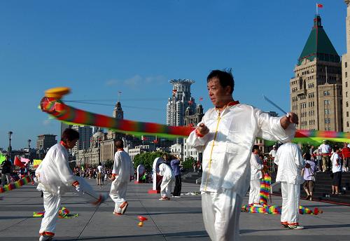 8月8日上午,來自上海市黃浦區(qū)的市民在外灘親水平臺上扯風(fēng)鈴。當日是全國“全民健身日”,上海市舉行“全民健身與世博同行”主題活動啟動儀式,數(shù)千名市民展示了木蘭拳、扯鈴、排舞、健身操、太極拳、跳繩等多項健身項目。新華社記者 任瓏 攝